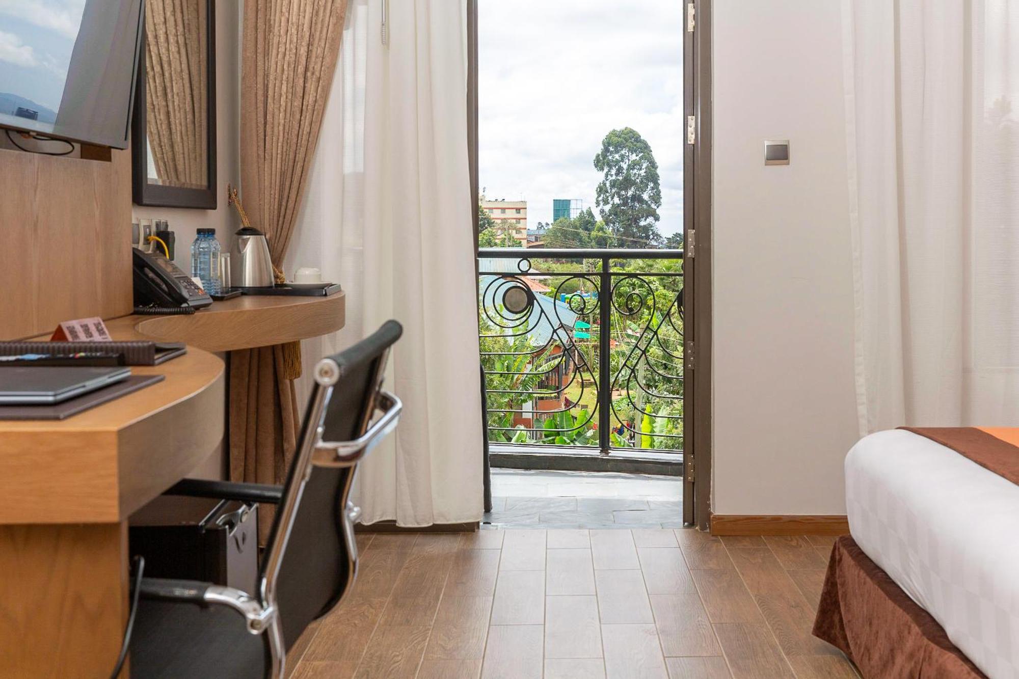 Alba Hotel Meru Exterior photo